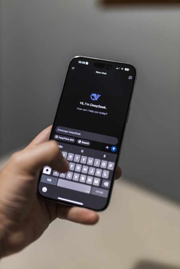Użytkownik korzystający z aplikacji czatu AI DeepSeek w kontekście współpracy zespołowej.