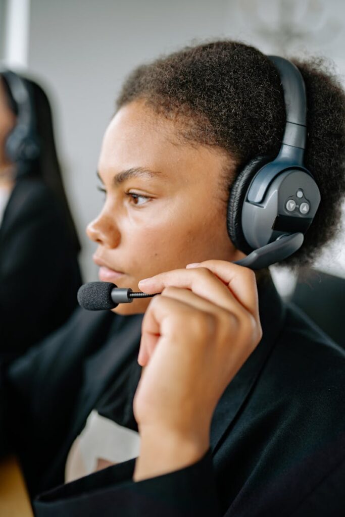 Afroamerykański agent wsparcia w biurze, symbolizujący segmentację użytkowników