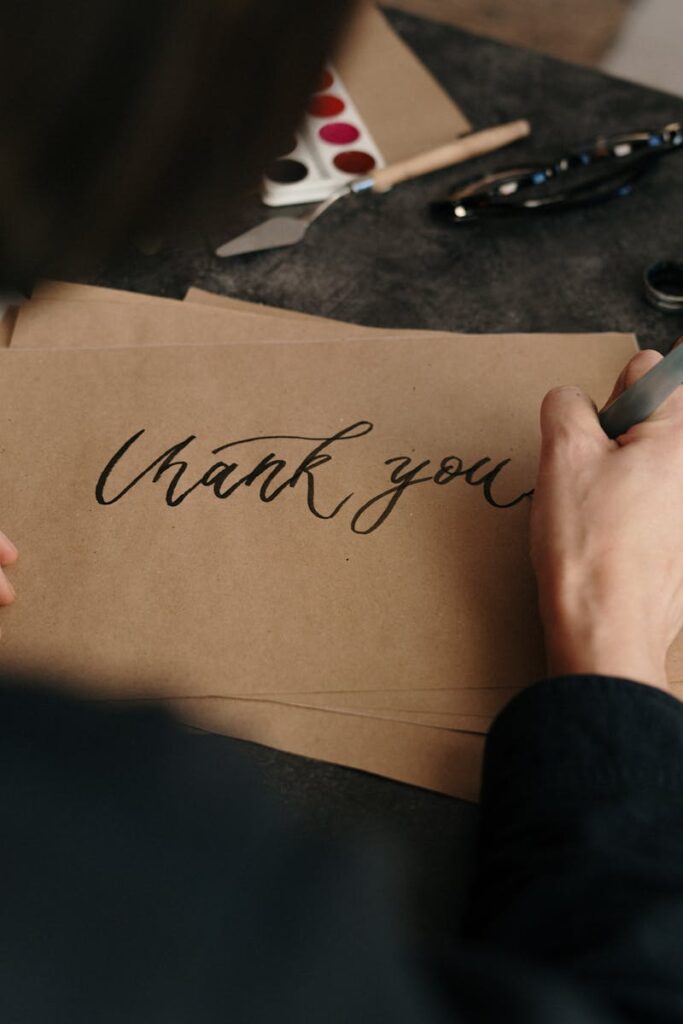 Użytkownik testuje kursywę na brązowym papierze w przeglądarkach