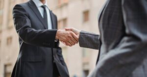 Biznesowy uścisk dłoni symbolizujący nawiązywanie relacji z klientami