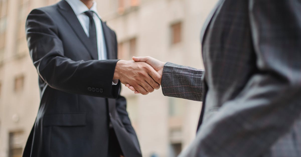 Biznesowy uścisk dłoni symbolizujący nawiązywanie relacji z klientami