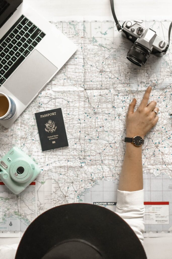 Osoba analizująca mapę podróży klienta przy użyciu laptopa