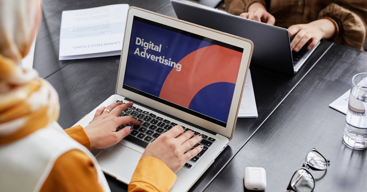 AirPods na biurku, symbolizujące nowoczesne podejście do pracy w marketingu.