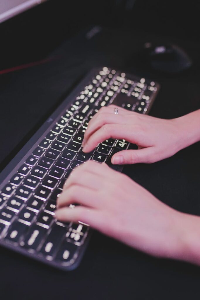 Akcesoria biurowe w domowym biurze, wspierające inkluzywne pisanie UX