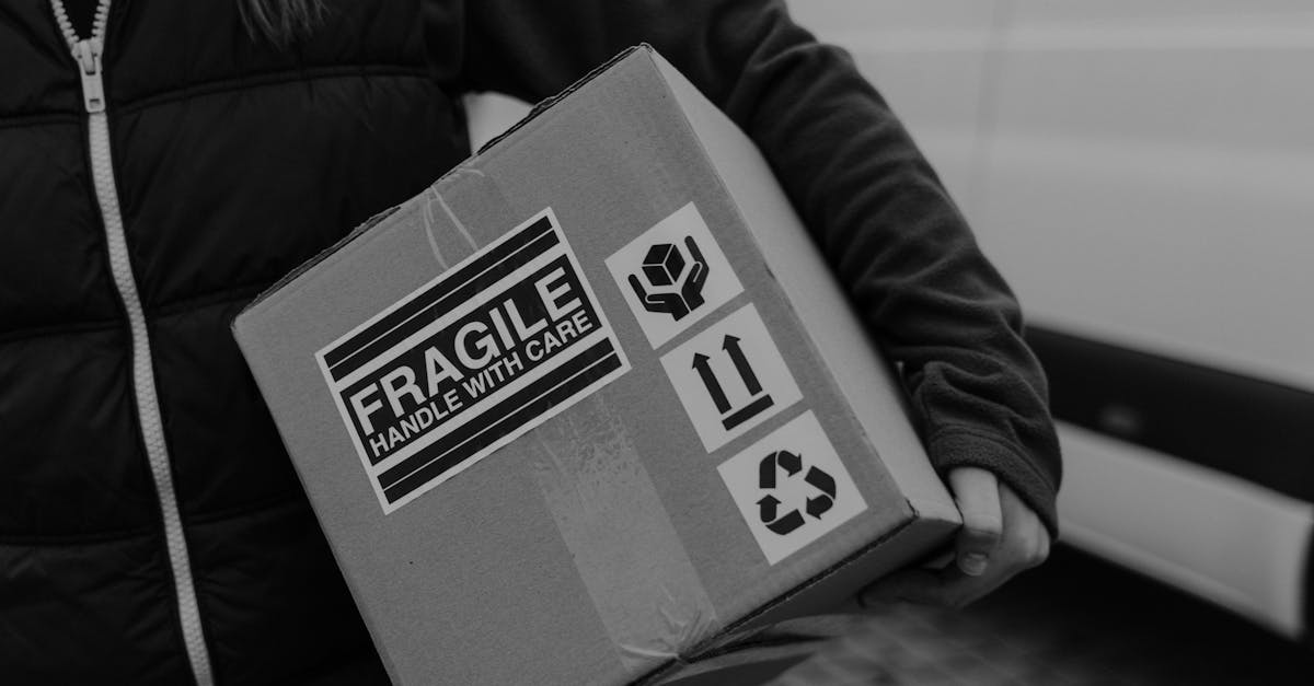 Bezpieczne pakowanie przesyłek dla sprawnej wysyłki i zwrotów