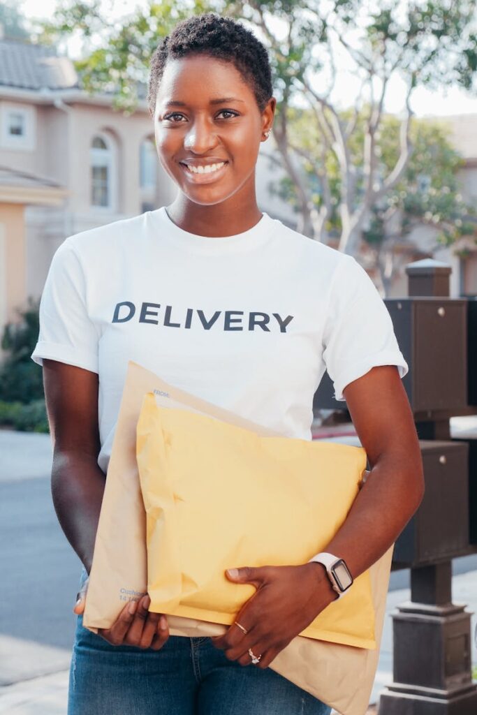 Kobieta z paczkami, przedstawiająca proces dostawy w kontekście FAQ