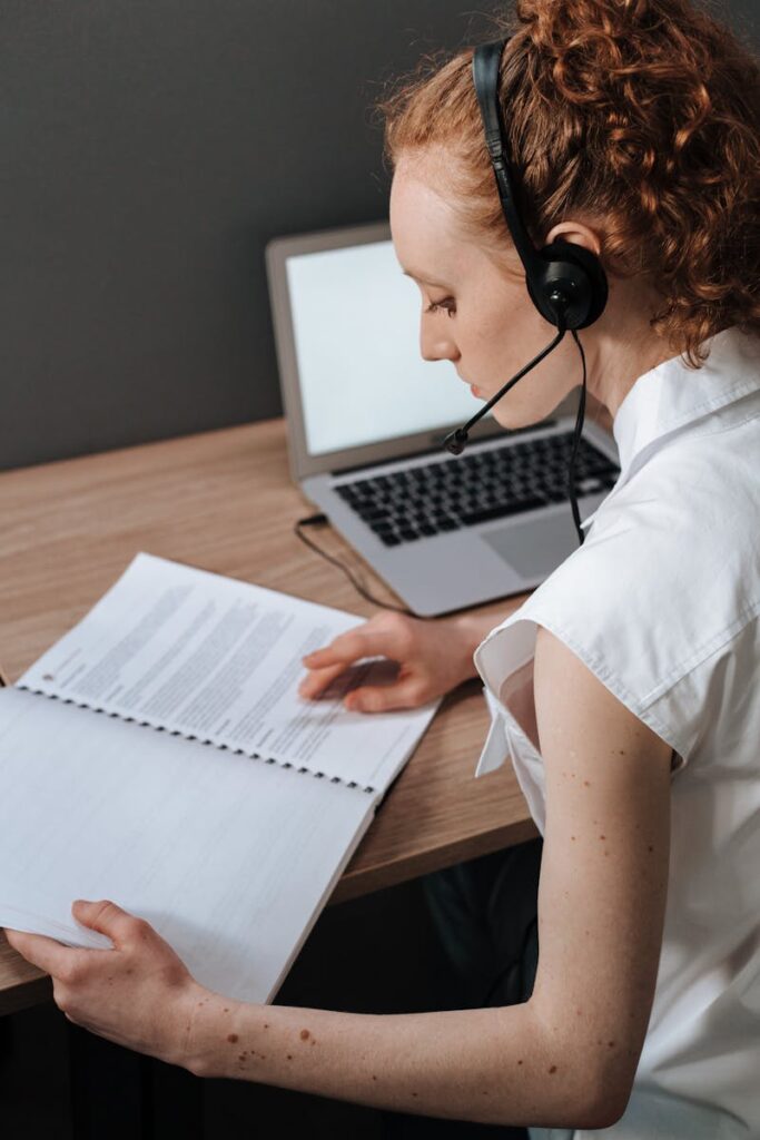 Pracownia domowa z biurkiem, idealna do tworzenia kursów online.