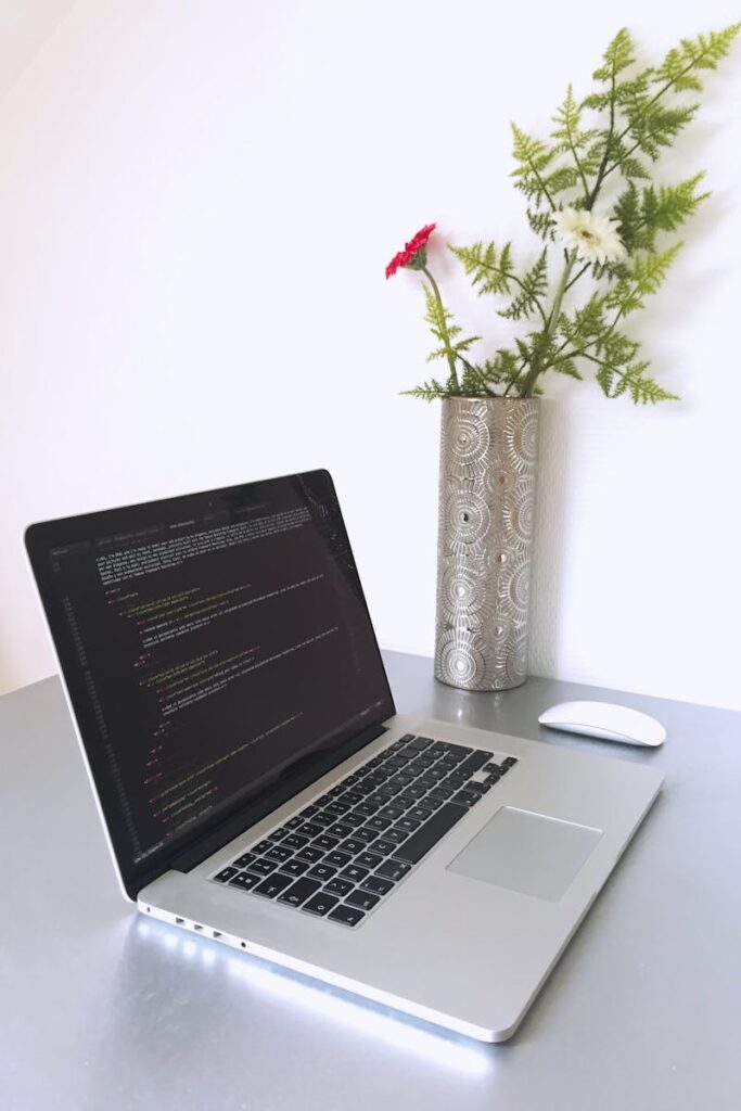 Nowoczesny laptop Apple, narzędzie dla twórców stron internetowych