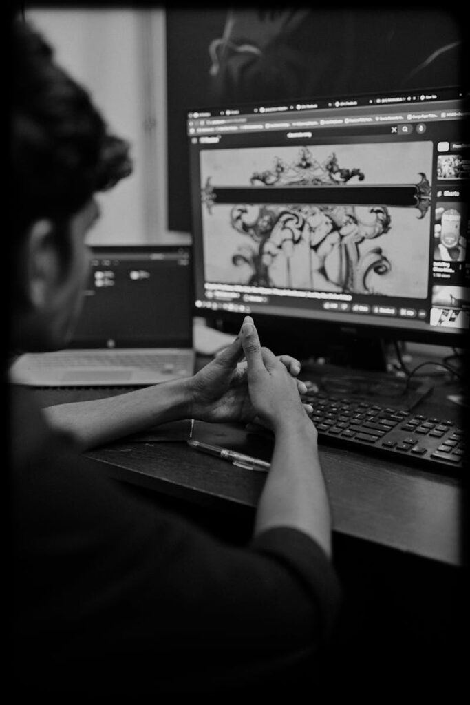 Osoba analizująca sztukę cyfrową na komputerze w kontekście treści BOFU.